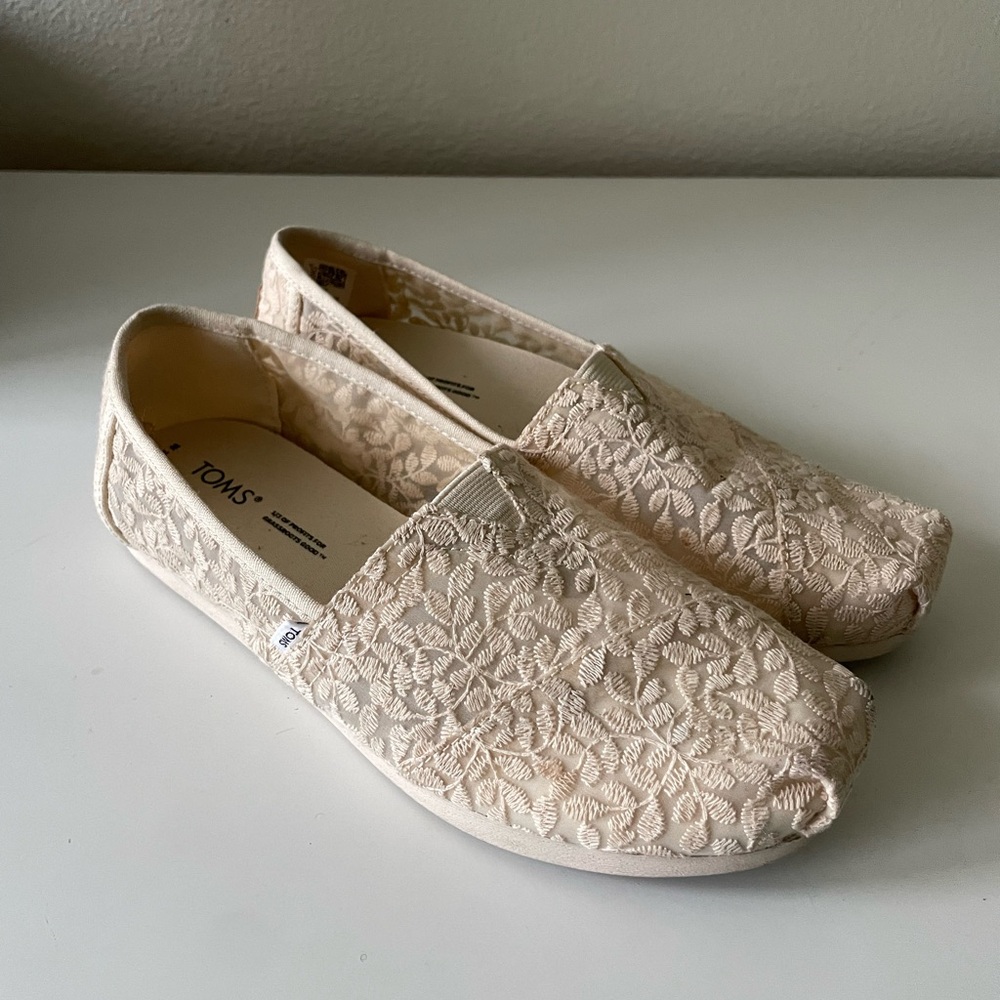 TOMS | Women's Cream Lace Slip-On Shoes - Size 7
